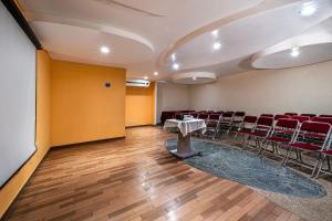 una sala de conferencias con mesa y sillas en Hotel Parque Satelite en Ciudad de México