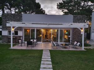 チャパドマラルにあるThe GaTe beach houseの庭の椅子とテーブル付きパビリオン