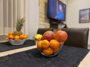 - un bol de fruits assis au-dessus d'une table dans l'établissement G4 Apartment Milmari, à Kopaonik