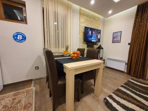 - une salle à manger avec une table et des fruits dans l'établissement G4 Apartment Milmari, à Kopaonik