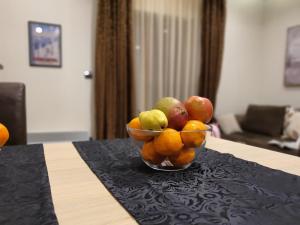 - un bol de fruits assis sur une table dans l'établissement G4 Apartment Milmari, à Kopaonik