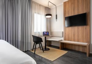 Uma TV ou centro de entretenimento em INNSiDE by Meliá São Paulo ITAIM