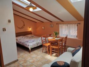 una camera con letto, tavolo e sedie di Apartments Bevk a Piran