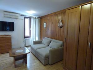 ein Wohnzimmer mit einem Sofa und einem Tisch in der Unterkunft Apartments Bevk in Piran