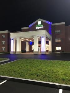 坎頓的住宿－Holiday Inn Express - Canton, an IHG Hotel，夜间有灯的医院大楼