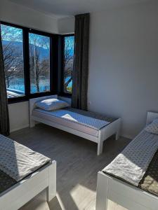 una habitación con dos camas y una ventana en Villa Una Residence, en Bihać 49 fotos más
