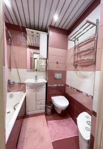 ホスタにあるStudio Kiparisovayaのピンクのバスルーム(シンク、トイレ付)