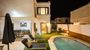 The swimming pool at or close to Villa Magma