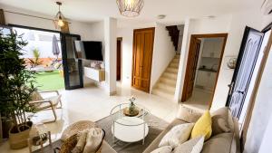 ein Wohnzimmer mit einem Sofa und einem Tisch in der Unterkunft Villa Magma in Yaiza