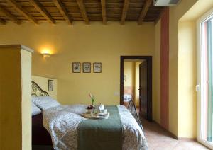 MedigliaにあるAgriturismo Cascina Maioccaのベッドルーム1室(ベッド1台、テーブル付)