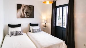 A bed or beds in a room at Villa Magma