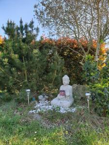 eine Statue eines buddha im Gras in der Unterkunft Gemme de Montlouis in Montlouis-sur-Loire