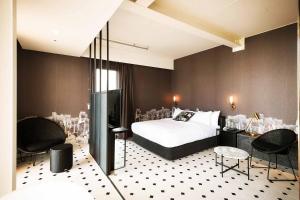 清州市Hotel Museo Cheongju的一间带一张床和两把椅子的酒店房间