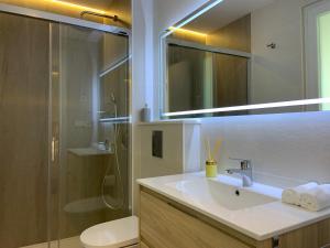 A bathroom at Apartamentos Maren Még 33 kép