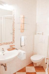 die MÜHLE #10 في Reichenfels: حمام أبيض مع حوض ومرحاض