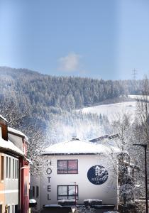 a building with snow on the top of it at die MÜHLE #10 in Reichenfels