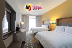 una camera d'albergo con due letti e una televisione di Holiday Inn & Suites Orlando SW - Celebration Area, an IHG Hotel a Orlando