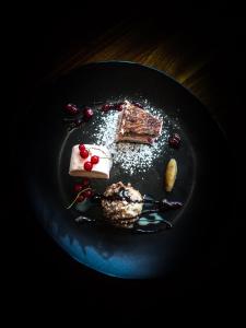 a black plate with dessert on a table at die MÜHLE #10 in Reichenfels