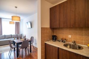 Η κουζίνα ή μικρή κουζίνα στο Apartman EROS +11 φωτογραφίες