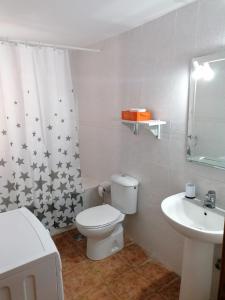 Un baño con un inodoro blanco y un lavabo. en David`s House, en Puerto Naos