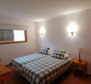 Un dormitorio con dos camas y una ventana en David`s House, en Puerto Naos