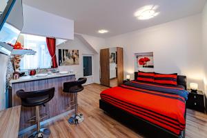 ブラショヴにあるPoarta Schei Studioのベッドルーム1室(ベッド1台、椅子2脚付)