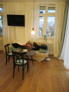 sala de estar con mesa y sofá en Apartment am Apfelbaum, en Reutlingen