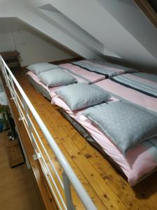 2 łóżka piętrowe na drewnianej podłodze w obiekcie Apartament "Nad Niwką 6" w Bielsku Białej