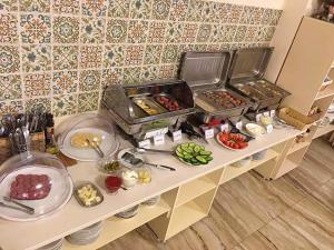 斯摩棱斯克的住宿－Barin Hotel，餐桌上的自助餐,包括盘子