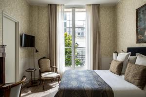 Кровать или кровати в номере Hôtel des Saints Pères - Esprit de France