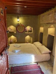 Een bed of bedden in een kamer bij Bait Al Aqr
