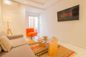TV a/nebo společenská místnost v ubytování Stayhere Rabat - Agdal 2 - Classic Residence