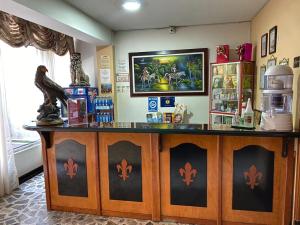 un bar in una stanza con piano di lavoro di Hotel Tequendama a Pereira