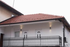 Casa bianca con balcone con tetto rosso di APARTMAN TEA a Belgrado