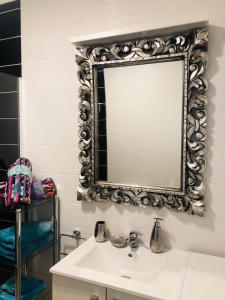 baño con lavabo y espejo en la pared en Costa Adeje Mareverde Apartment, en Adeje
