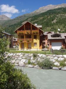 a house in the mountains next to a river at Chalet Rivière, 5 en-suite. in La Salle Les Alpes