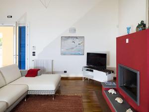 アウグスタにあるBelvilla by OYO Villa Ala Ottoのリビングルーム(白いソファ、薄型テレビ付)