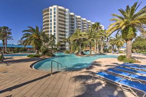 Πισίνα στο ή κοντά στο Modern Resort Condo with Balcony - Walk to Beach!