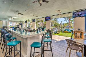 Εστιατόριο ή άλλο μέρος για φαγητό στο Modern Resort Condo with Balcony - Walk to Beach!