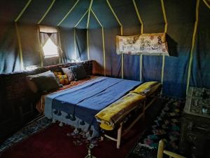 Postel nebo postele na pokoji v ubytování Majorelle Desert Camp