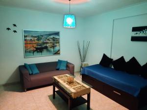 uma sala de estar com um sofá e uma mesa de centro em Maligueira Apartment em Leiria