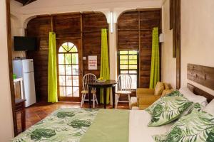 Un pat sau paturi într-o cameră la Sunny Palm Villas