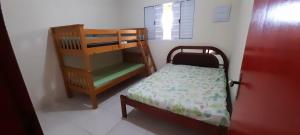 Двухъярусная кровать или двухъярусные кровати в номере prx à praia com piscina