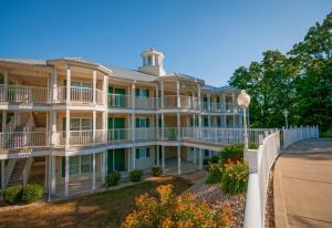 duży budynek apartamentowy z białym płotem w obiekcie Holiday Inn Club Vacations Fox River Resort at Sheridan w mieście Sheridan