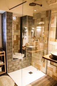 uma casa de banho com uma cabina de duche em vidro e um lavatório. em La Casupola em Monopoli