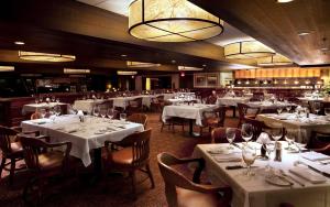 Holiday Inn Club Vacations at Lake Geneva Resort, an IHG Hotel tesisinde bir restoran veya yemek mekanı