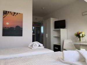 ein Hotelzimmer mit einem Bett mit Handtüchern darauf in der Unterkunft Die Remise Marengo in Stolpe auf Usedom