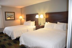 
A bed or beds in a room at Wingate by Wyndham Baltimore BWI Airport
