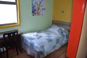 Uma cama ou camas num quarto em Asói Hostal