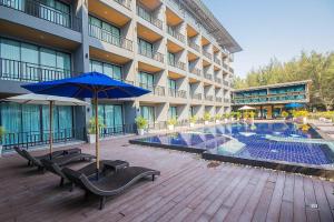 七岩的住宿－七岩陽光碼頭酒店，酒店设有带椅子和遮阳伞的游泳池